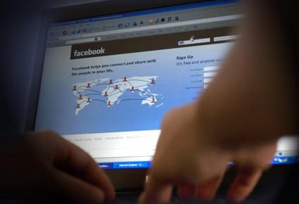 القائمون على موقع الفايسبوك يطلبون رقم هاتفك 